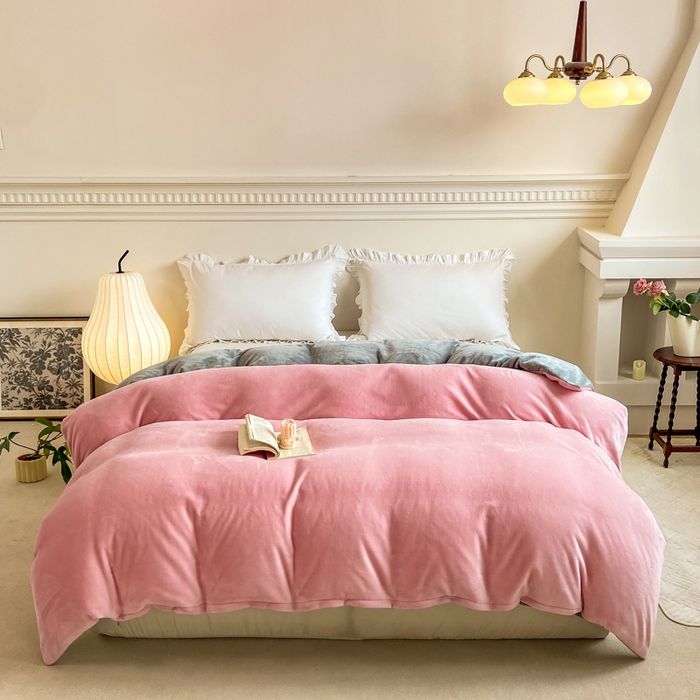 91家纺网 家纺一手货源 找家纺 富馨莱 2025新款牛奶绒纯色双拼四件套 绒双拼樱花粉+绅士灰