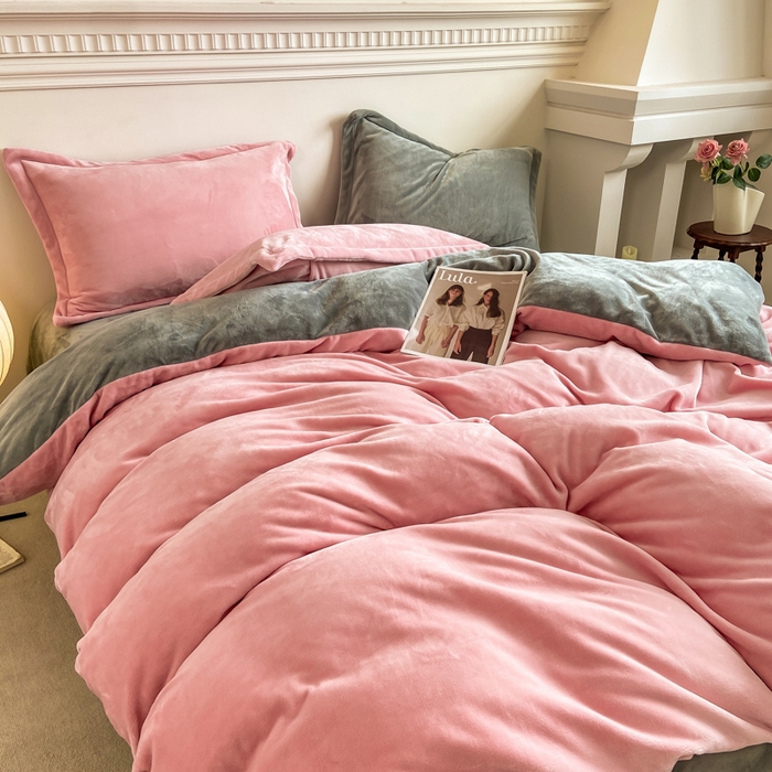 91家纺网 家纺一手货源 找家纺 富馨莱 2025新款牛奶绒纯色双拼四件套 绒双拼樱花粉+绅士灰