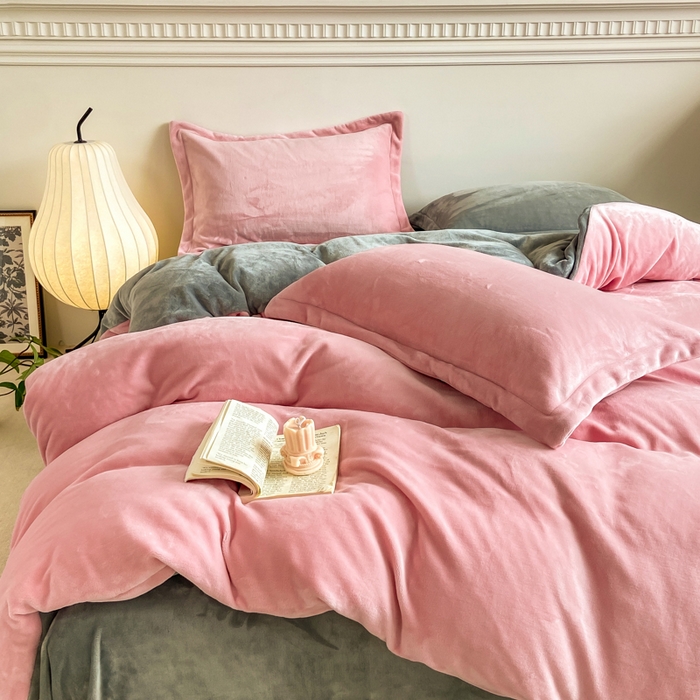 91家纺网 家纺一手货源 找家纺 富馨莱 2025新款牛奶绒纯色双拼四件套 绒双拼樱花粉+绅士灰