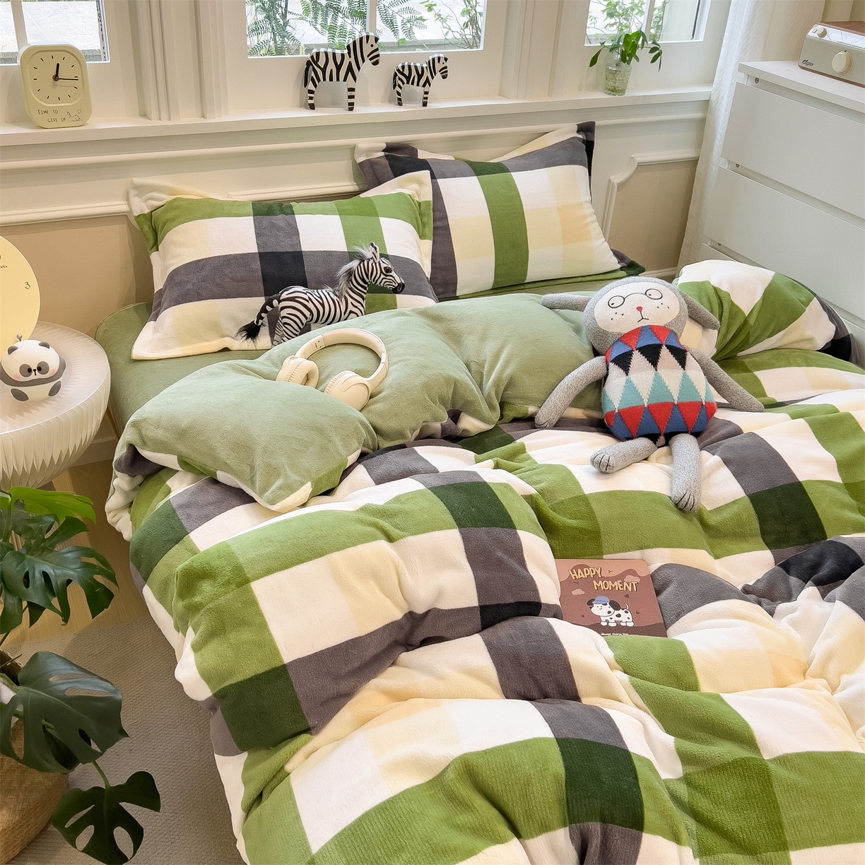 91家纺网 家纺一手货源 找家纺 曲之慕 2025新款A类牛奶绒简约无印风格子四件套 森系格