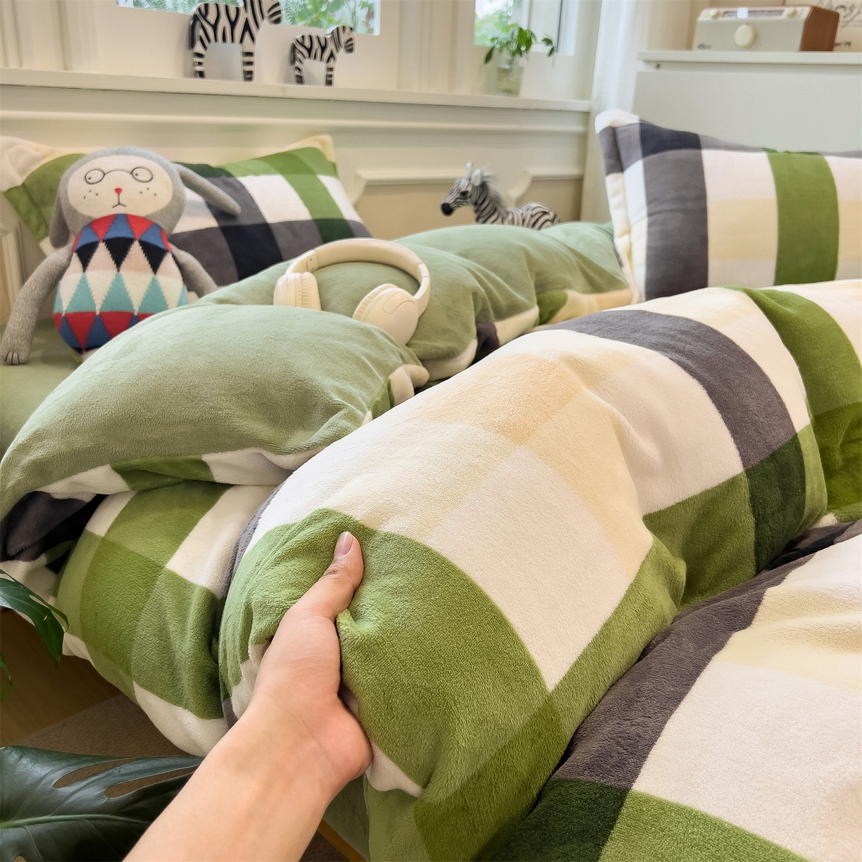 91家纺网 家纺一手货源 找家纺 曲之慕 2025新款A类牛奶绒简约无印风格子四件套 森系格