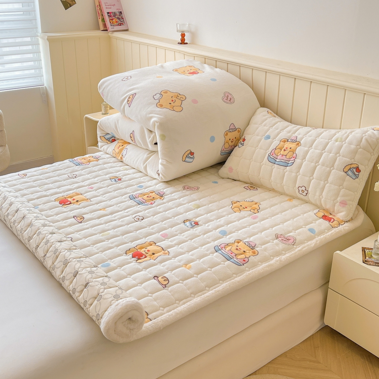 91家纺网 家纺一手货源 找家纺 LIFE.丽芙 2025秋冬新款A类牛奶绒加厚夹棉床褥垫+被套组合四件套 小熊包