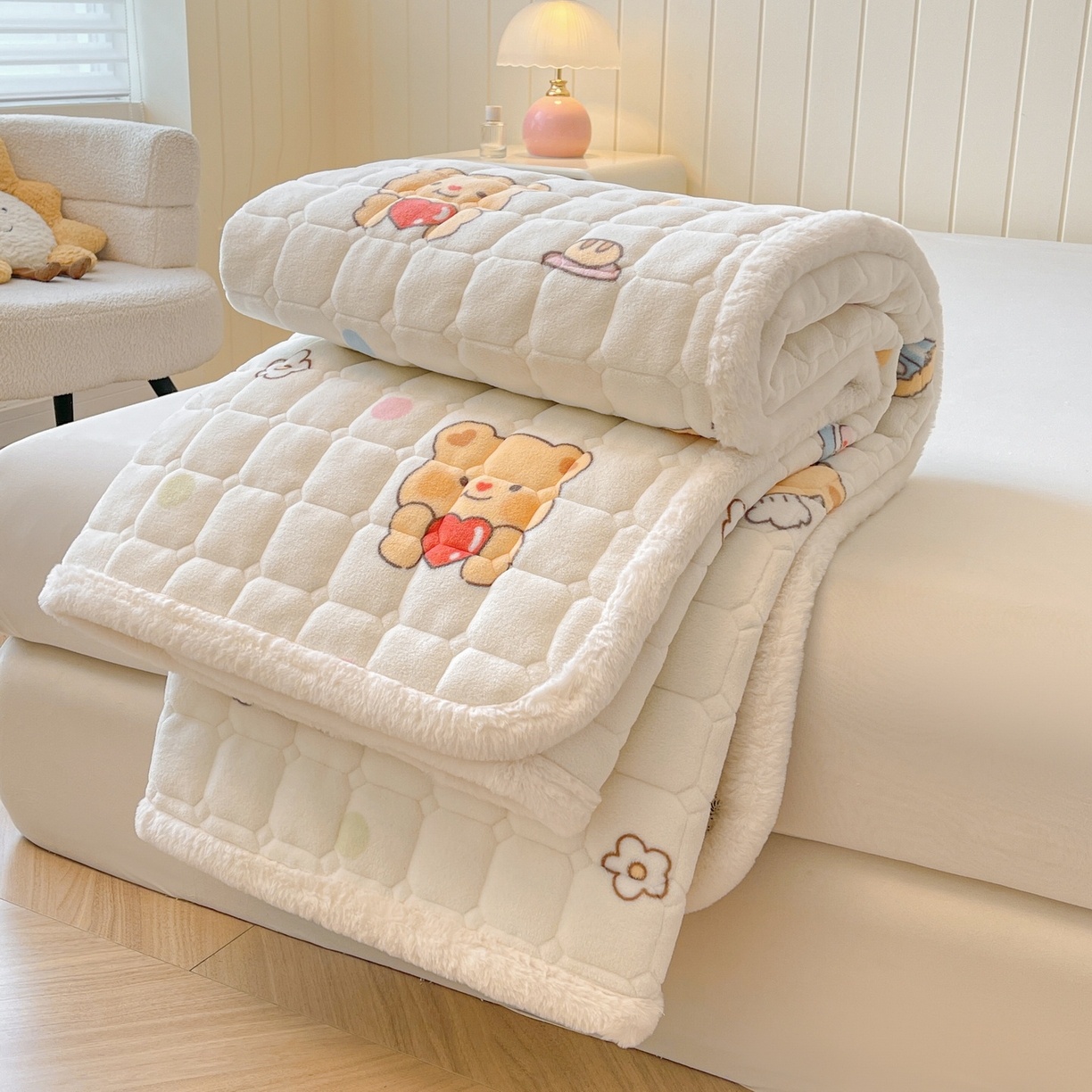 91家纺网 家纺一手货源 找家纺 LIFE.丽芙 2025秋冬新款A类牛奶绒加厚夹棉床褥垫+被套组合四件套 小熊包