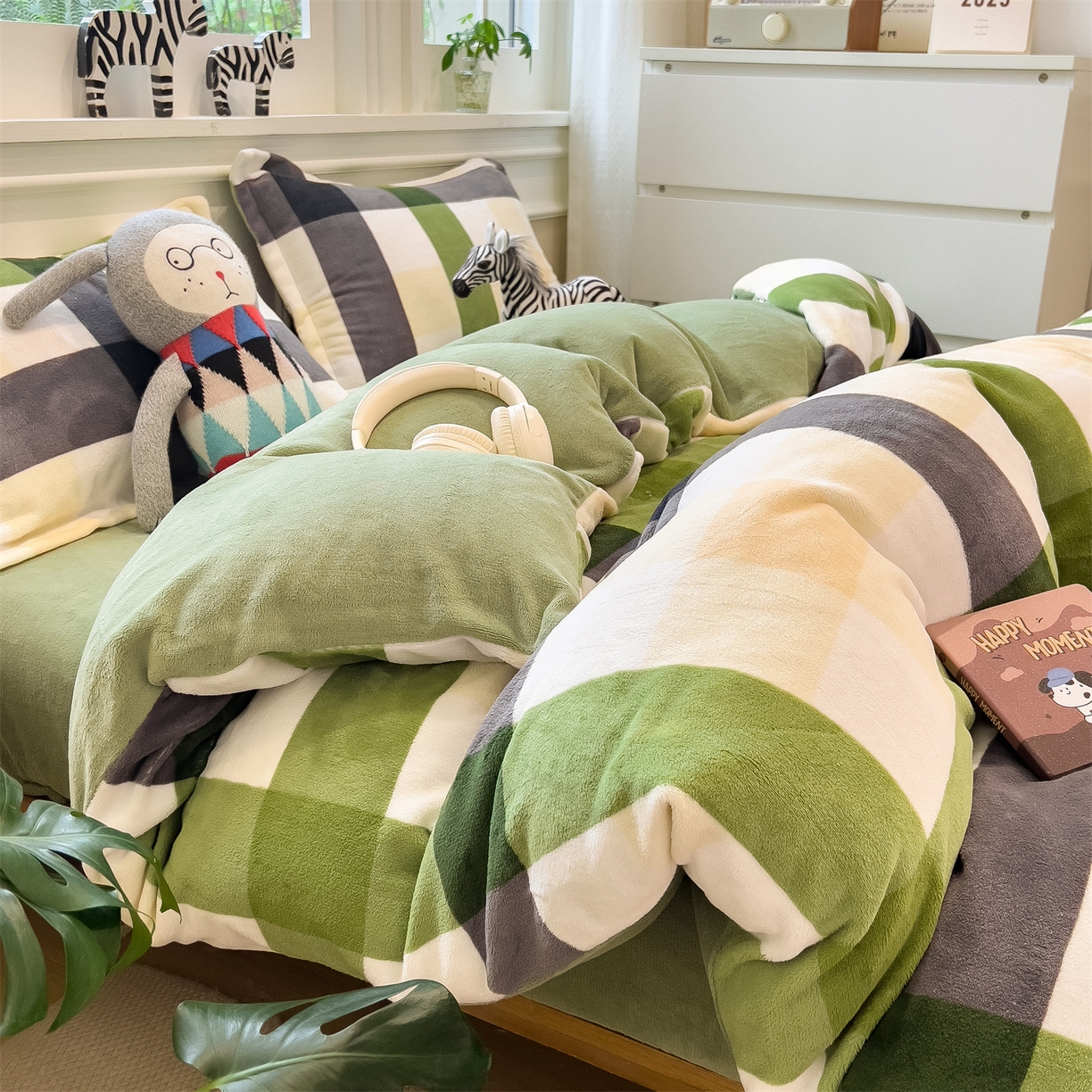 91家纺网 家纺一手货源 找家纺 曲之慕 2025新款A类牛奶绒简约无印风格子四件套 森系格