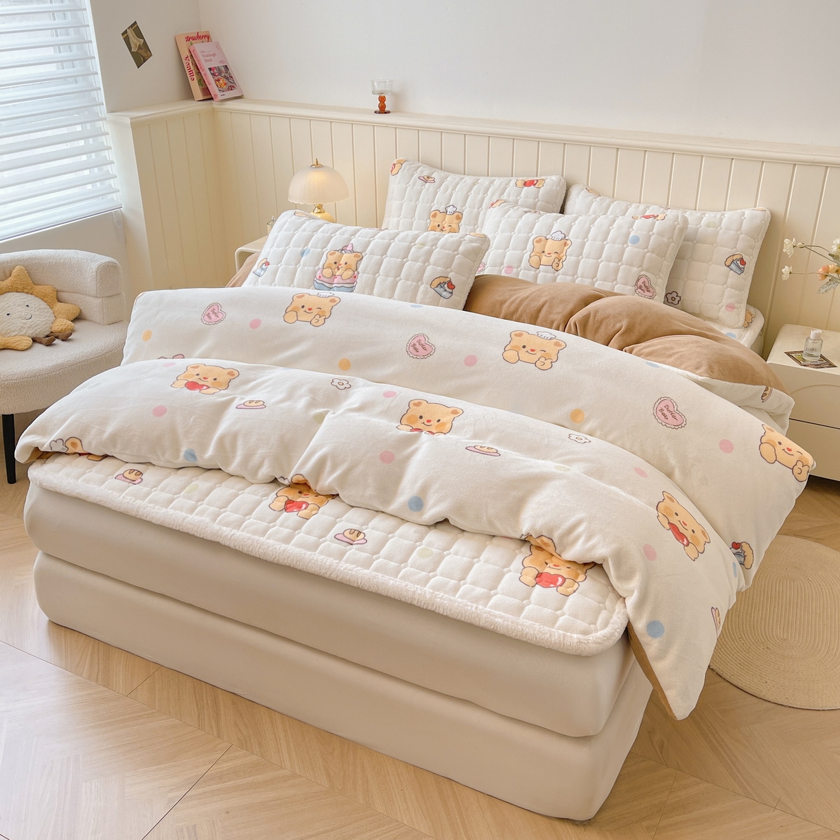 91家纺网 家纺一手货源 找家纺 LIFE.丽芙 2025秋冬新款A类牛奶绒加厚夹棉床褥垫+被套组合四件套 小熊包