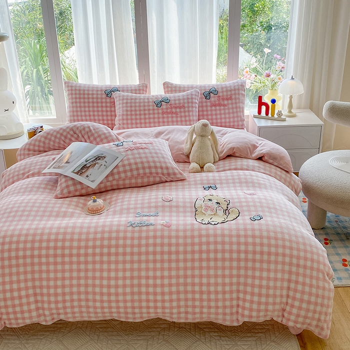 91家纺网 家纺一手货源 找家纺 茉礼 2025新款A类加厚毛巾绣牛奶绒四件套毛巾绣四件套 布偶猫