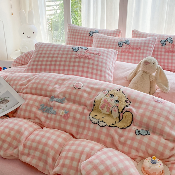 91家纺网 家纺一手货源 找家纺 茉礼 2025新款A类加厚毛巾绣牛奶绒四件套毛巾绣四件套 布偶猫