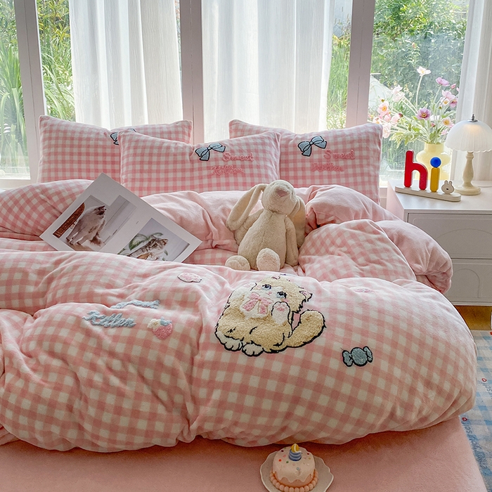 91家纺网 家纺一手货源 找家纺 茉礼 2025新款A类加厚毛巾绣牛奶绒四件套毛巾绣四件套 布偶猫