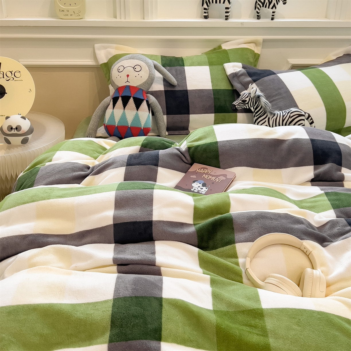 91家纺网 家纺一手货源 找家纺 曲之慕 2025新款A类牛奶绒简约无印风格子四件套 森系格