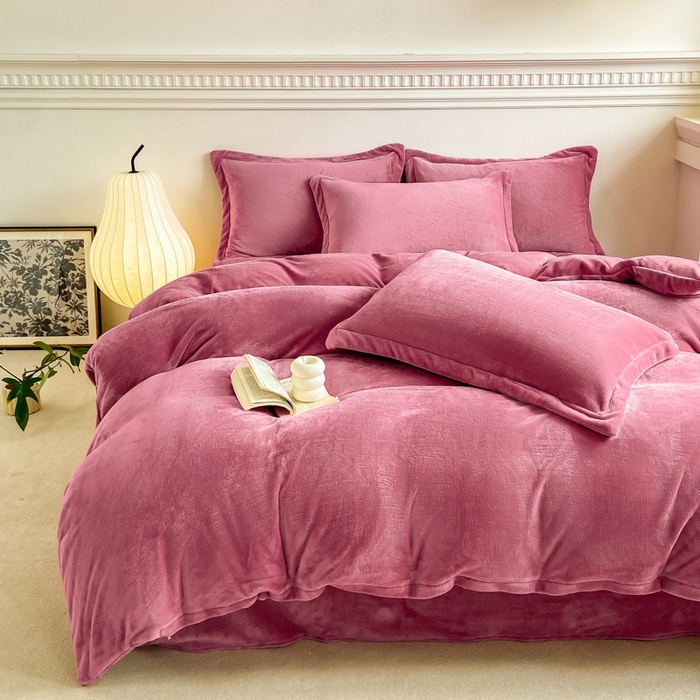 91家纺网 家纺一手货源 找家纺 富馨莱 2025新款牛奶绒纯色双拼四件套 绒胭脂红