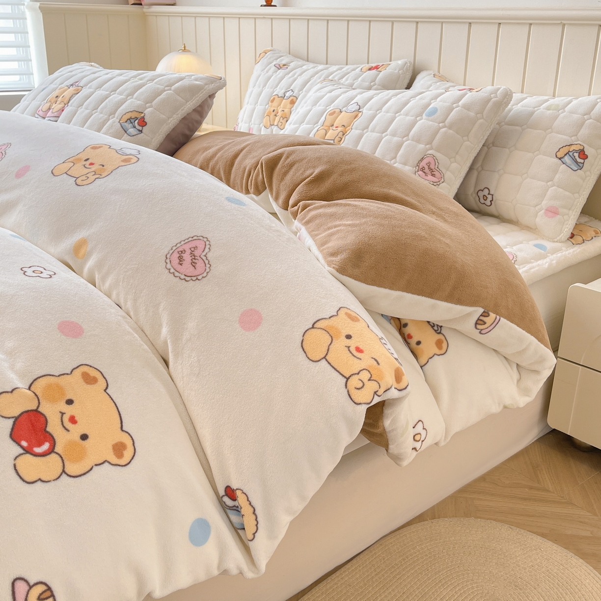 91家纺网 家纺一手货源 找家纺 LIFE.丽芙 2025秋冬新款A类牛奶绒加厚夹棉床褥垫+被套组合四件套 小熊包