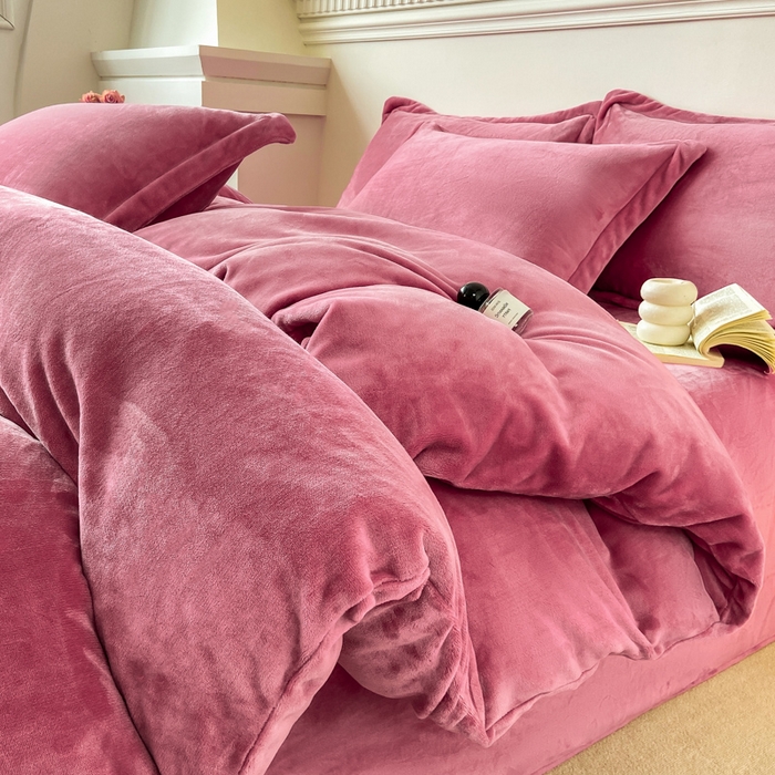 91家纺网 家纺一手货源 找家纺 富馨莱 2025新款牛奶绒纯色双拼四件套 绒胭脂红