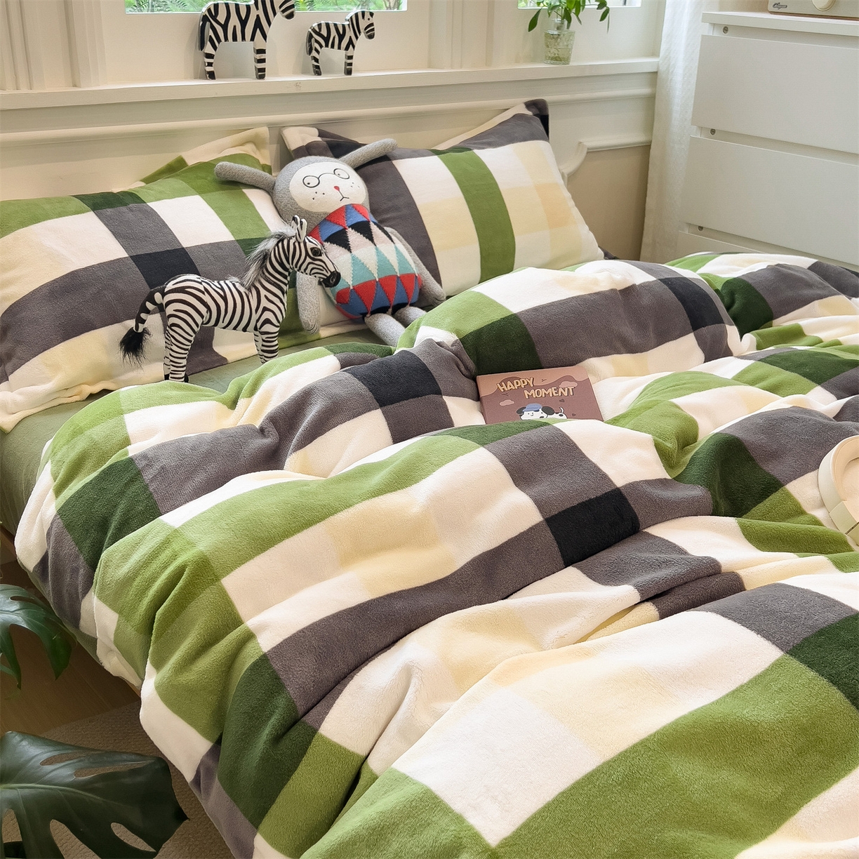 91家纺网 家纺一手货源 找家纺 曲之慕 2025新款A类牛奶绒简约无印风格子四件套 森系格