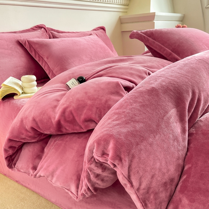 91家纺网 家纺一手货源 找家纺 富馨莱 2025新款牛奶绒纯色双拼四件套 绒胭脂红