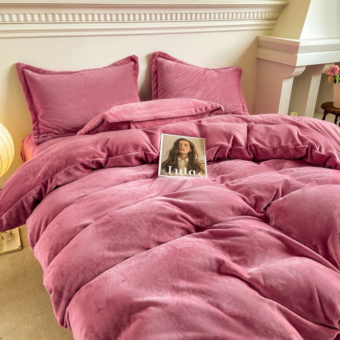 91家纺网 家纺一手货源 找家纺 富馨莱 2025新款牛奶绒纯色双拼四件套 绒胭脂红