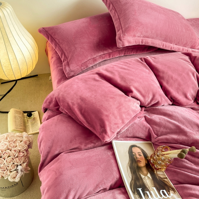 91家纺网 家纺一手货源 找家纺 富馨莱 2025新款牛奶绒纯色双拼四件套 绒胭脂红