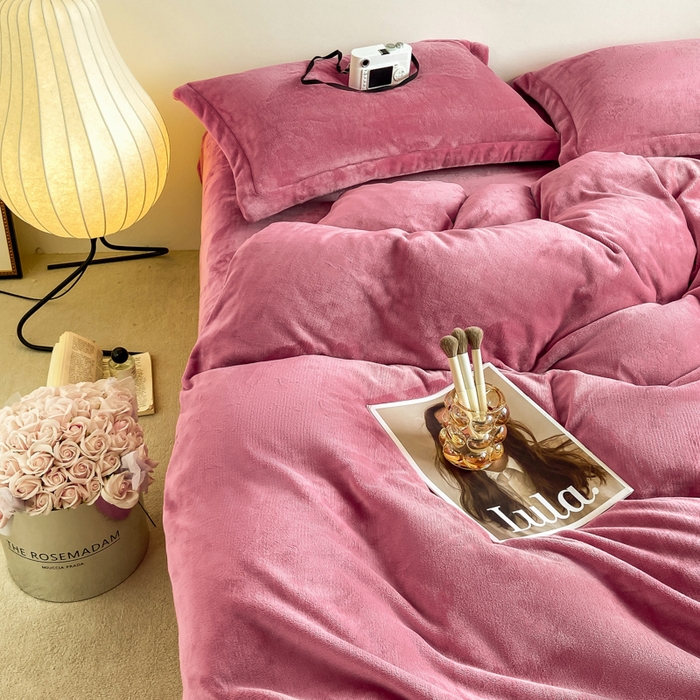 91家纺网 家纺一手货源 找家纺 富馨莱 2025新款牛奶绒纯色双拼四件套 绒胭脂红