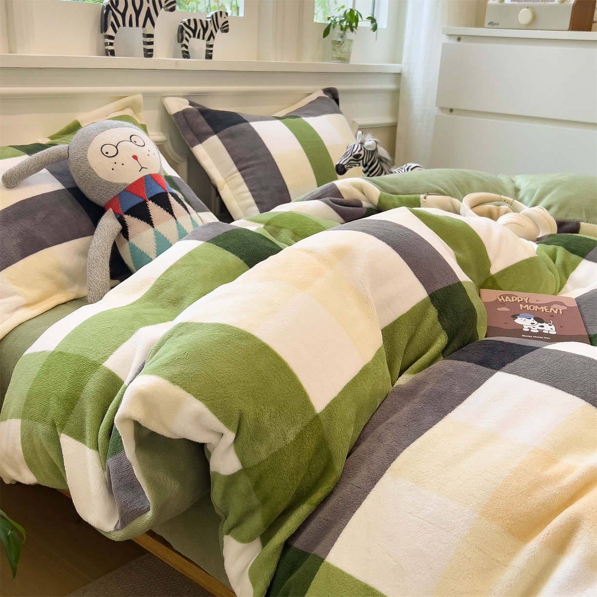 91家纺网 家纺一手货源 找家纺 曲之慕 2025新款A类牛奶绒简约无印风格子四件套 森系格