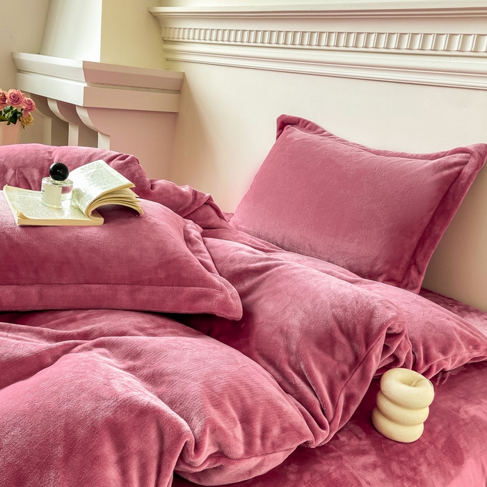 91家纺网 家纺一手货源 找家纺 富馨莱 2025新款牛奶绒纯色双拼四件套 绒胭脂红