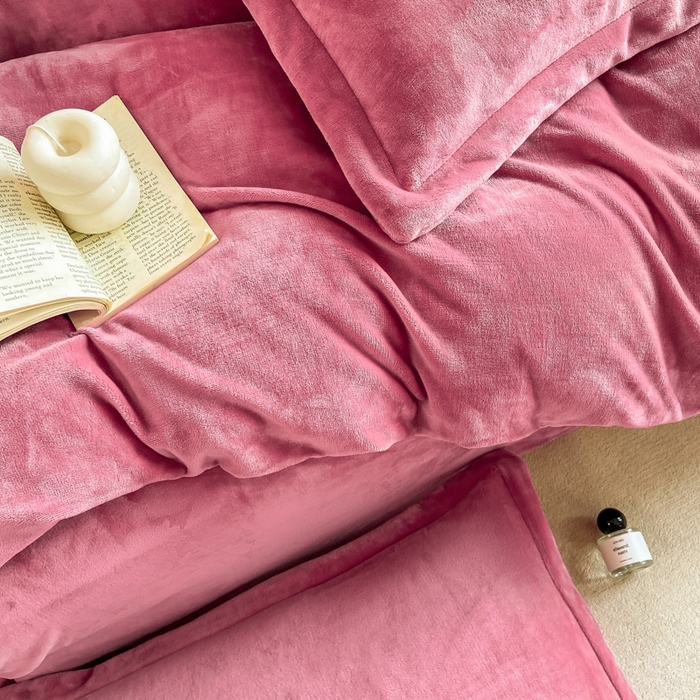 91家纺网 家纺一手货源 找家纺 富馨莱 2025新款牛奶绒纯色双拼四件套 绒胭脂红
