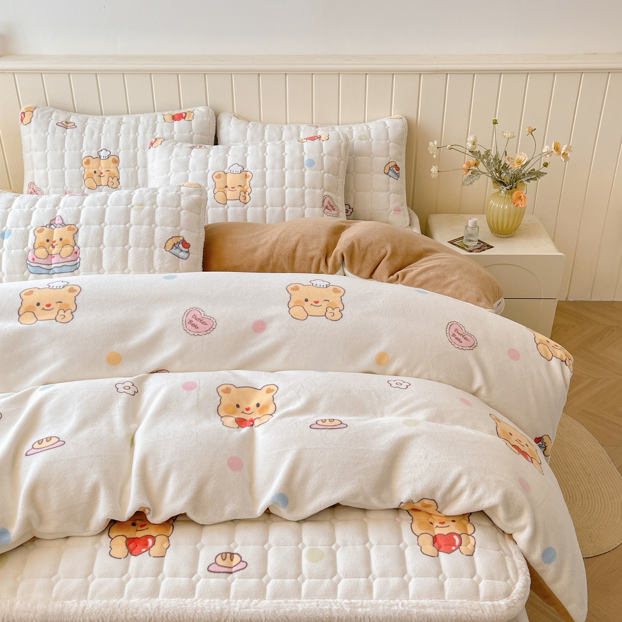 91家纺网 家纺一手货源 找家纺 LIFE.丽芙 2025秋冬新款A类牛奶绒加厚夹棉床褥垫+被套组合四件套 小熊包
