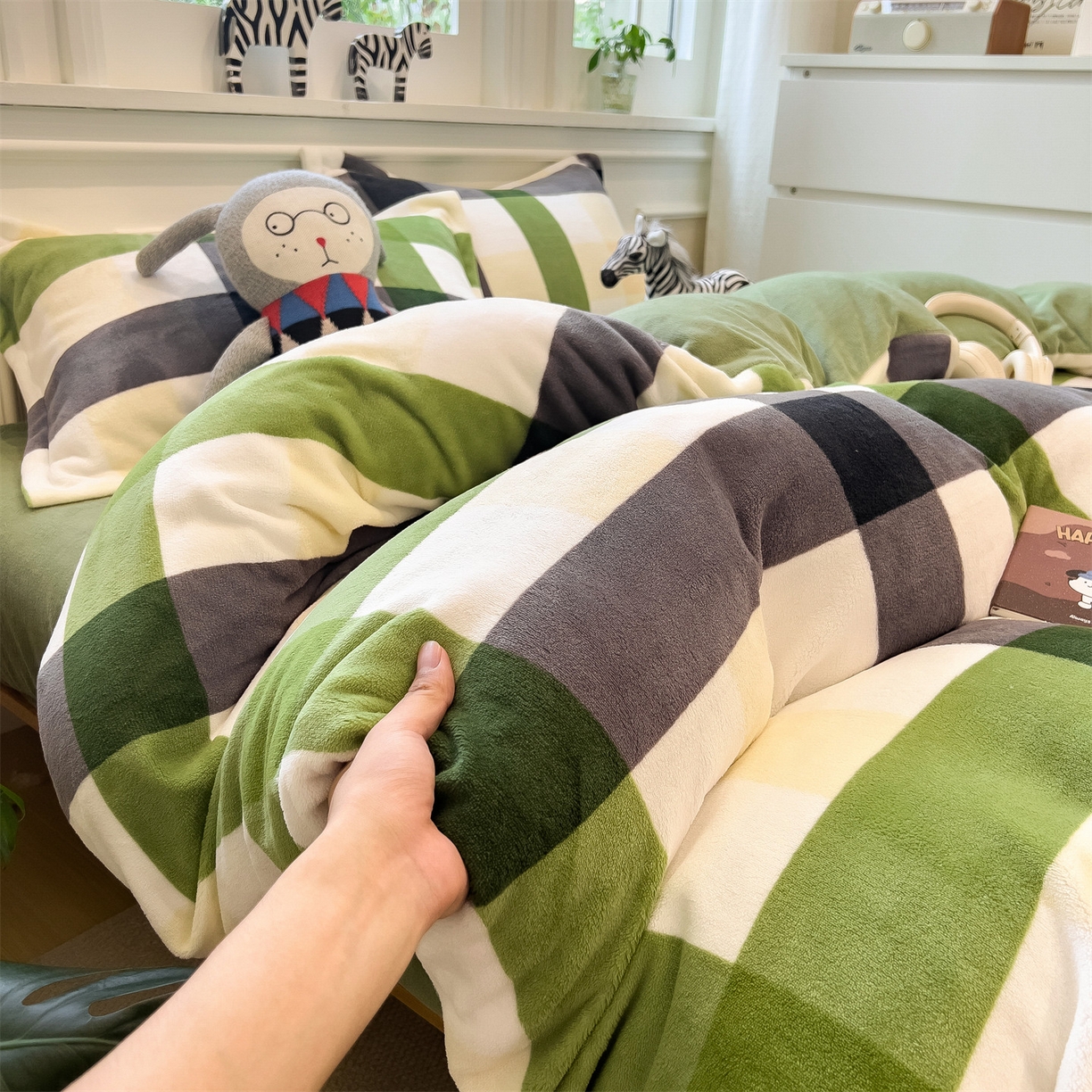 91家纺网 家纺一手货源 找家纺 曲之慕 2025新款A类牛奶绒简约无印风格子四件套 森系格