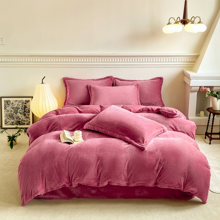 91家纺网 家纺一手货源 找家纺 富馨莱 2025新款牛奶绒纯色双拼四件套 绒胭脂红