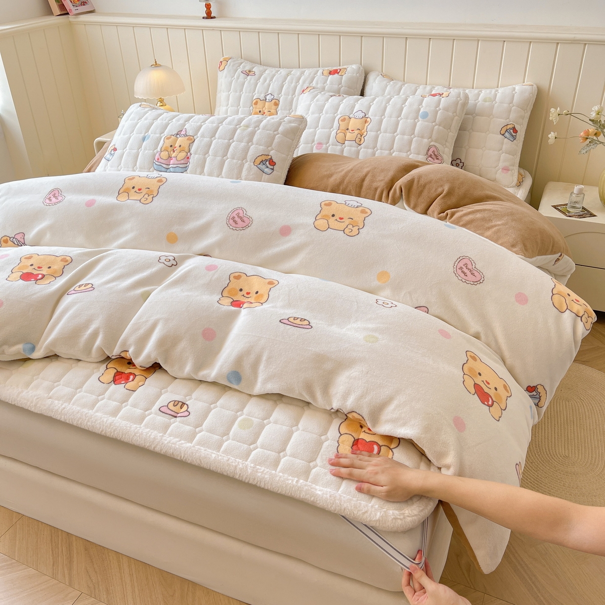 91家纺网 家纺一手货源 找家纺 LIFE.丽芙 2025秋冬新款A类牛奶绒加厚夹棉床褥垫+被套组合四件套 小熊包