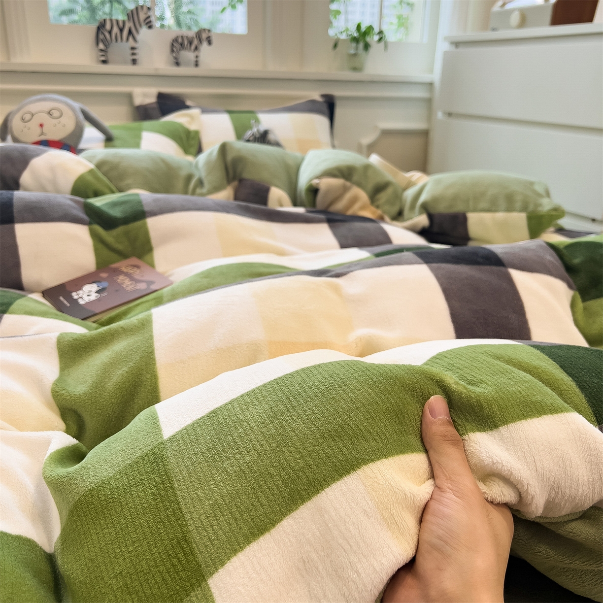 91家纺网 家纺一手货源 找家纺 曲之慕 2025新款A类牛奶绒简约无印风格子四件套 森系格