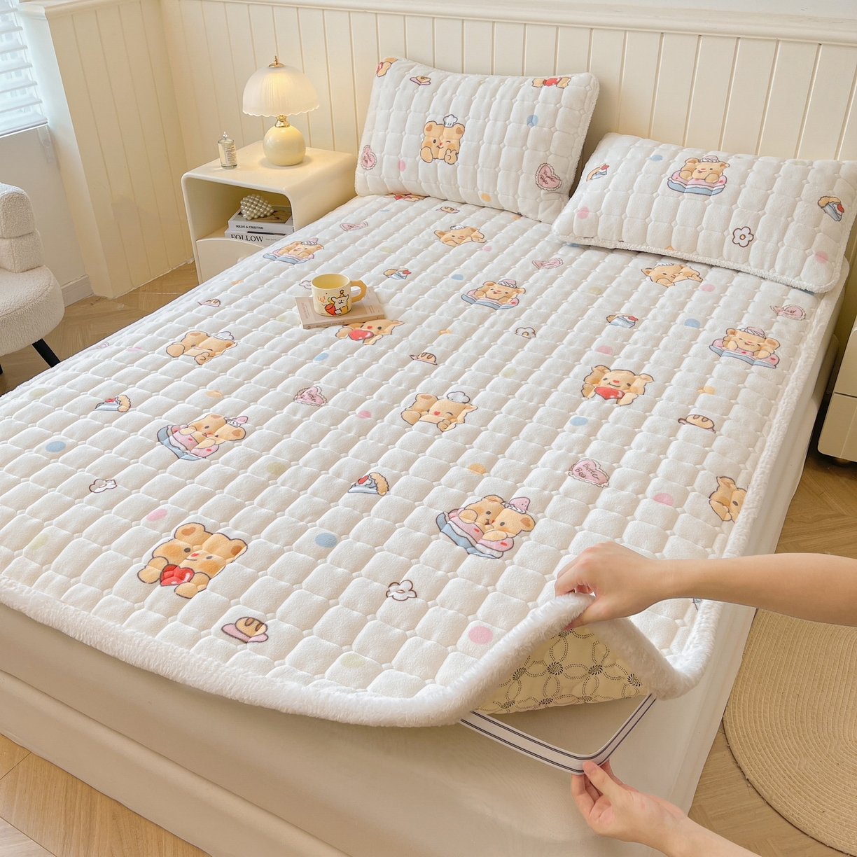 91家纺网 家纺一手货源 找家纺 LIFE.丽芙 2025秋冬新款A类牛奶绒加厚夹棉床褥垫+被套组合四件套 小熊包