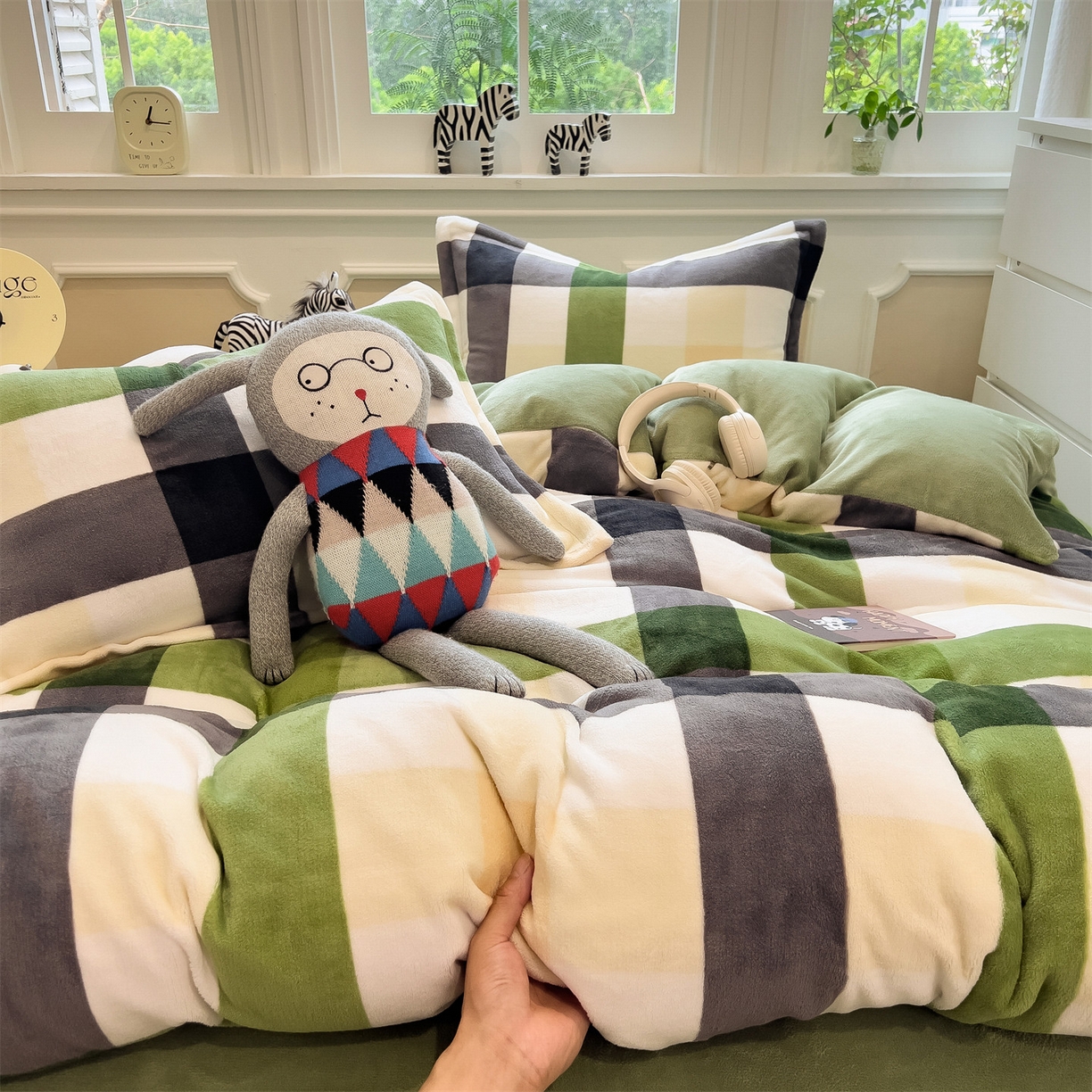 91家纺网 家纺一手货源 找家纺 曲之慕 2025新款A类牛奶绒简约无印风格子四件套 森系格