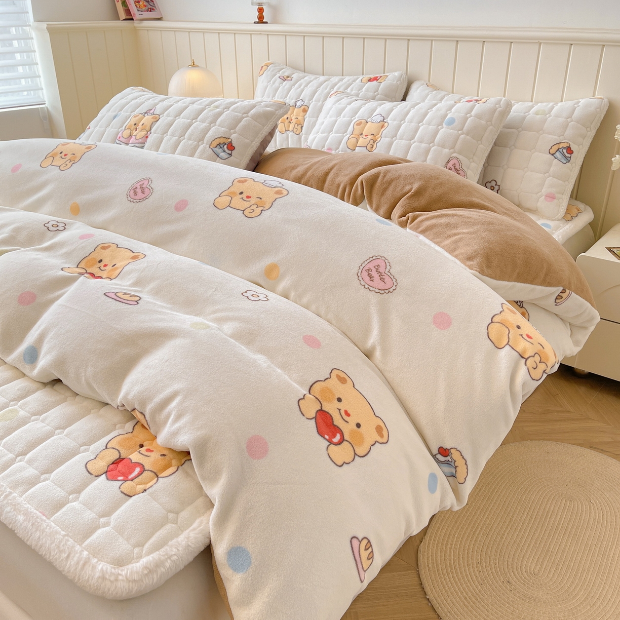 91家纺网 家纺一手货源 找家纺 LIFE.丽芙 2025秋冬新款A类牛奶绒加厚夹棉床褥垫+被套组合四件套 小熊包