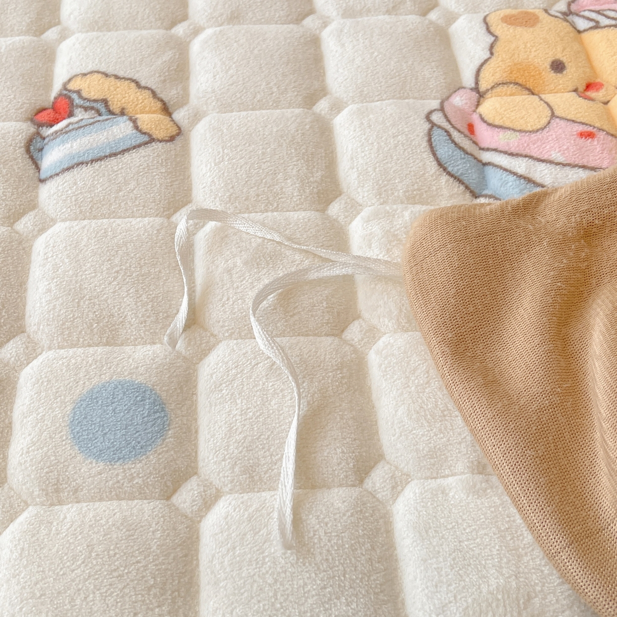 91家纺网 家纺一手货源 找家纺 LIFE.丽芙 2025秋冬新款A类牛奶绒加厚夹棉床褥垫+被套组合四件套 小熊包