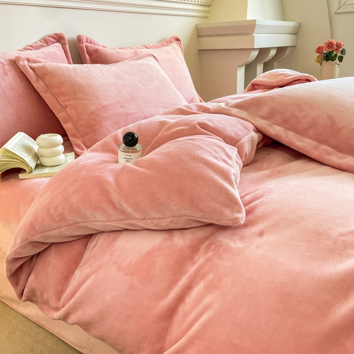 91家纺网 家纺一手货源 找家纺 富馨莱 2025新款牛奶绒纯色双拼四件套 绒樱花粉