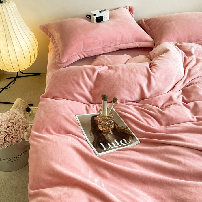 91家纺网 家纺一手货源 找家纺 富馨莱 2025新款牛奶绒纯色双拼四件套 绒樱花粉