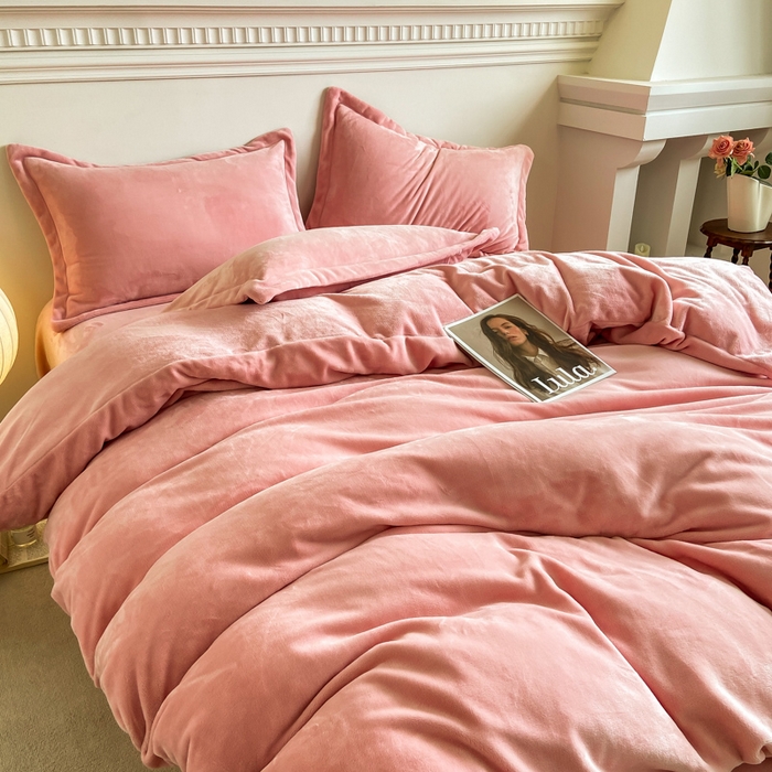 91家纺网 家纺一手货源 找家纺 富馨莱 2025新款牛奶绒纯色双拼四件套 绒樱花粉