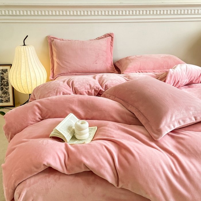 91家纺网 家纺一手货源 找家纺 富馨莱 2025新款牛奶绒纯色双拼四件套 绒樱花粉