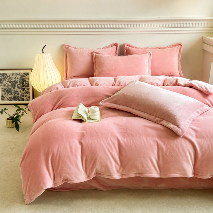 91家纺网 家纺一手货源 找家纺 富馨莱 2025新款牛奶绒纯色双拼四件套 绒樱花粉