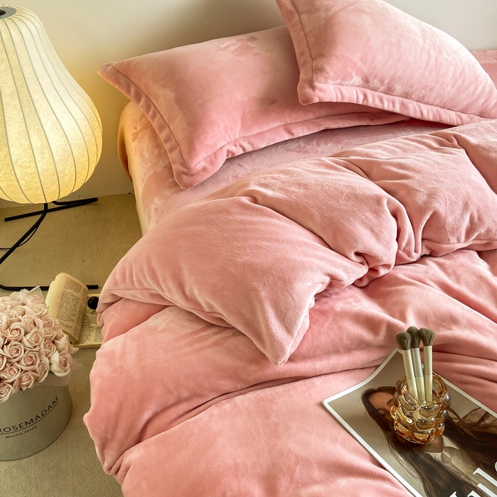 91家纺网 家纺一手货源 找家纺 富馨莱 2025新款牛奶绒纯色双拼四件套 绒樱花粉