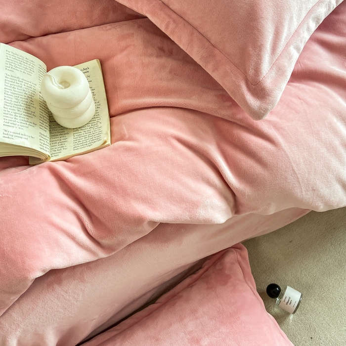 91家纺网 家纺一手货源 找家纺 富馨莱 2025新款牛奶绒纯色双拼四件套 绒樱花粉