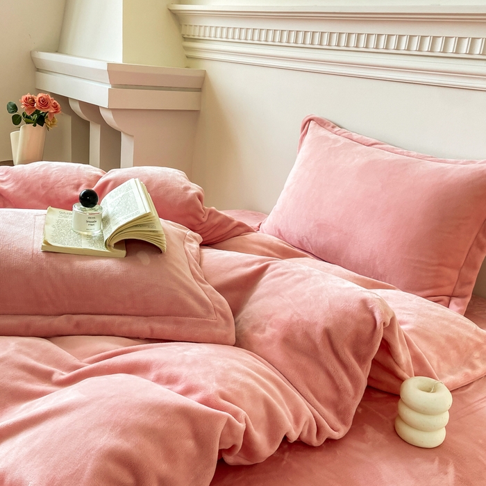 91家纺网 家纺一手货源 找家纺 富馨莱 2025新款牛奶绒纯色双拼四件套 绒樱花粉