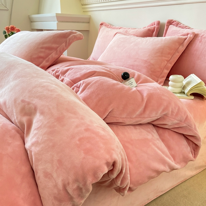 91家纺网 家纺一手货源 找家纺 富馨莱 2025新款牛奶绒纯色双拼四件套 绒樱花粉