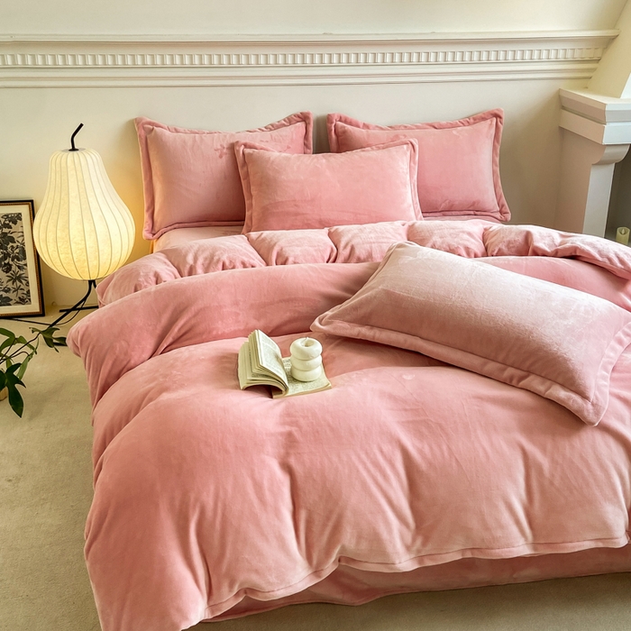 91家纺网 家纺一手货源 找家纺 富馨莱 2025新款牛奶绒纯色双拼四件套 绒樱花粉