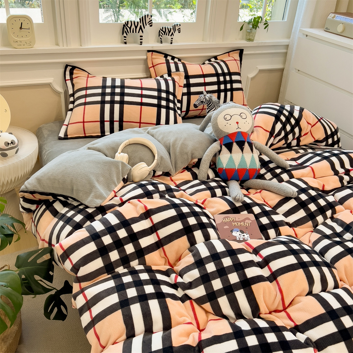 91家纺网 家纺一手货源 找家纺 曲之慕 2025新款A类牛奶绒简约无印风格子四件套 英伦格