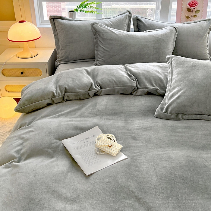 91家纺网 家纺一手货源 找家纺 富馨莱 2025新款牛奶绒纯色双拼四件套 绅士灰