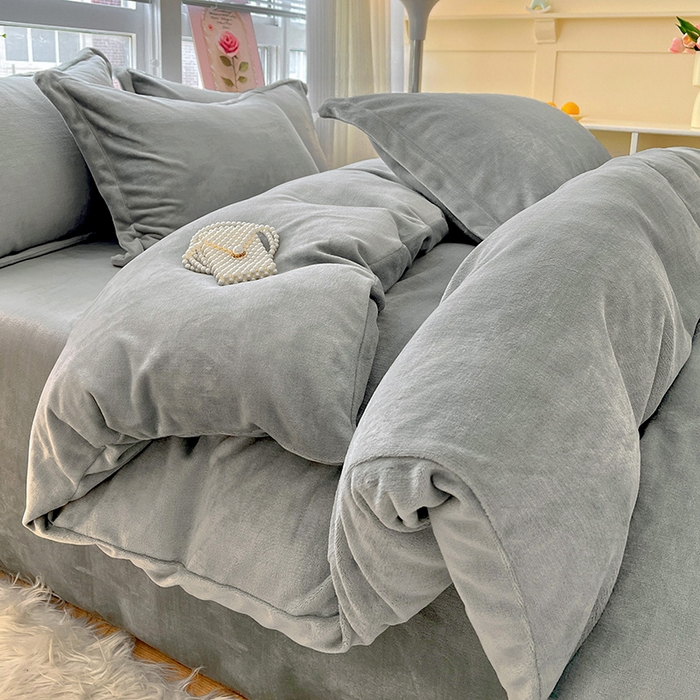 91家纺网 家纺一手货源 找家纺 富馨莱 2025新款牛奶绒纯色双拼四件套 绅士灰