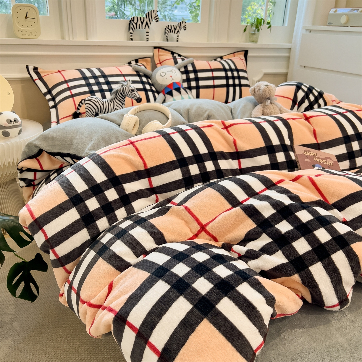 91家纺网 家纺一手货源 找家纺 曲之慕 2025新款A类牛奶绒简约无印风格子四件套 英伦格