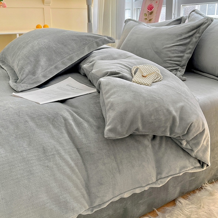 91家纺网 家纺一手货源 找家纺 富馨莱 2025新款牛奶绒纯色双拼四件套 绅士灰