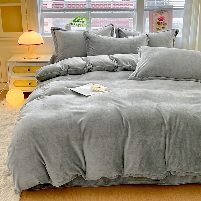 91家纺网 家纺一手货源 找家纺 富馨莱 2025新款牛奶绒纯色双拼四件套 绅士灰