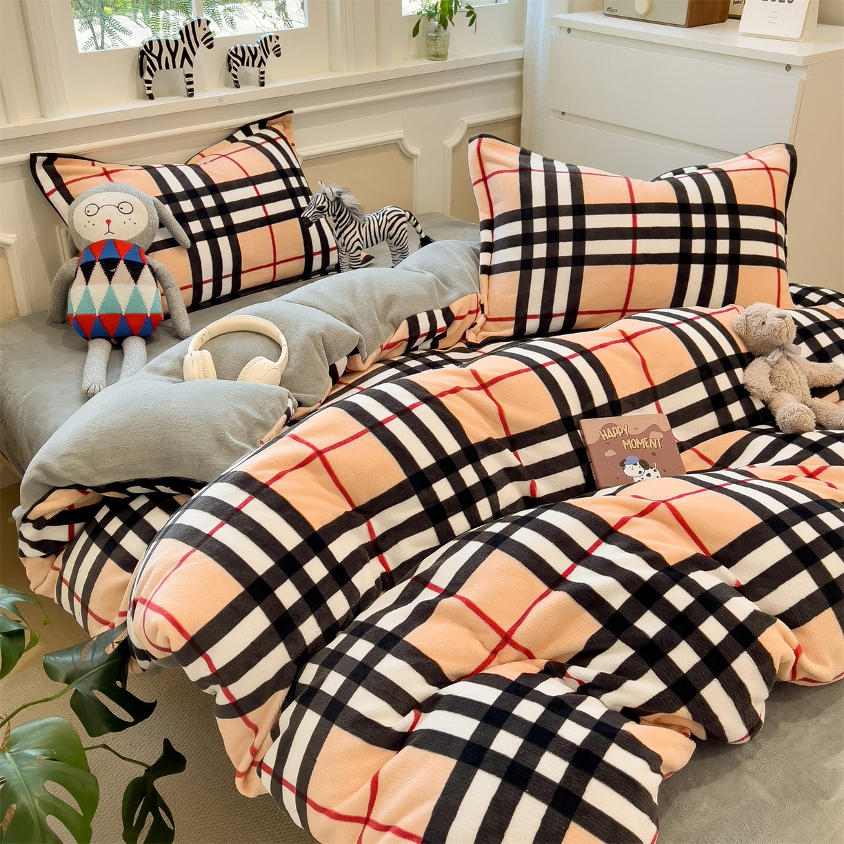 91家纺网 家纺一手货源 找家纺 曲之慕 2025新款A类牛奶绒简约无印风格子四件套 英伦格